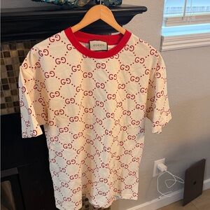 Gucci Men's Red and Cream Patterned Tee